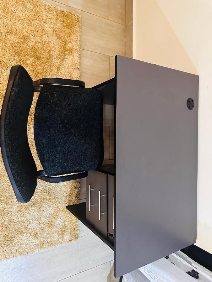Apartment The Ivy Suite- One Bedroom 3 Mins Away From Rainbow *